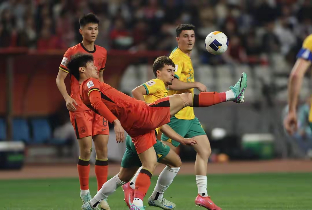 开云体育-比赛节奏迅猛，球员们斗志昂扬