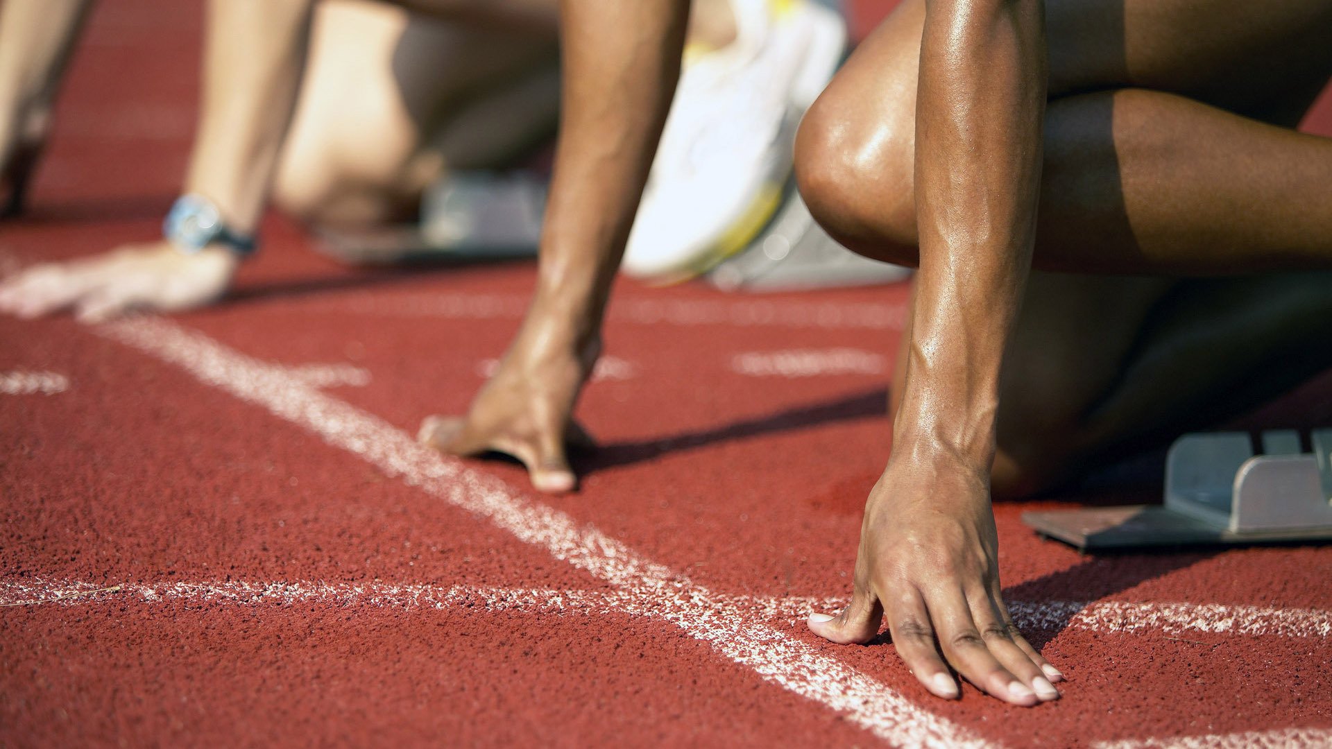 当绿茵场遇见赛道，威尔士碾压阿尔及利亚，李刚仁在F1街道赛接管比赛